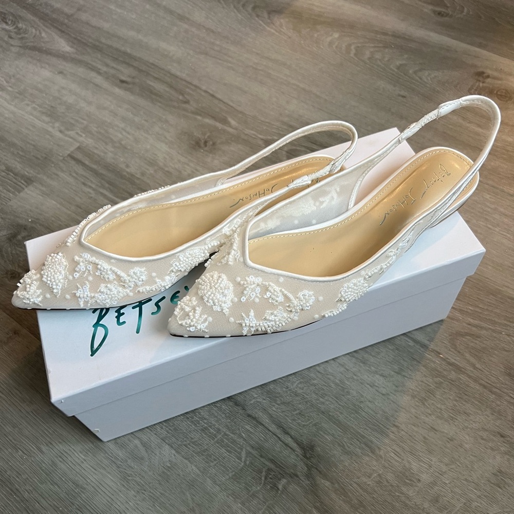 Size 6 Betsey Johnson Renn Flats in Ivory